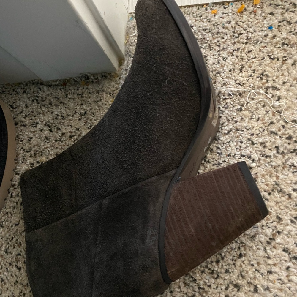 Arturo Chiang size 8 ankle boots, 3 1/2 inch stacked heel